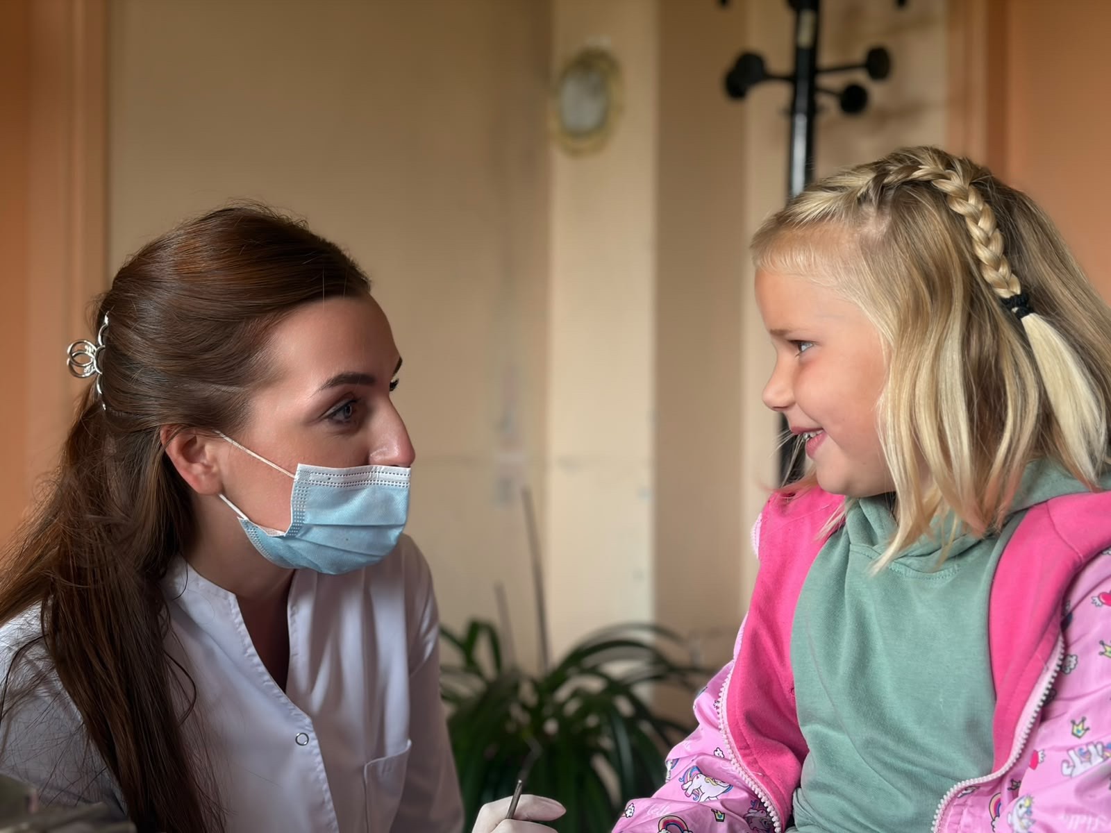 Stomatologinja i dijete tokom programa zaštite oralnog zdravlja.